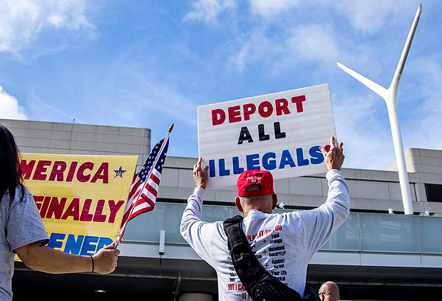 Apoiadores de Trump se manifestam, no aeroporto de Los Angeles, a favor do decreto que proibia a entrada nos EUA de cidados de sete pases