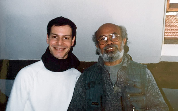 Os atores Matteo Bonfitto e Tapa Sudana em Paris, em 2006
