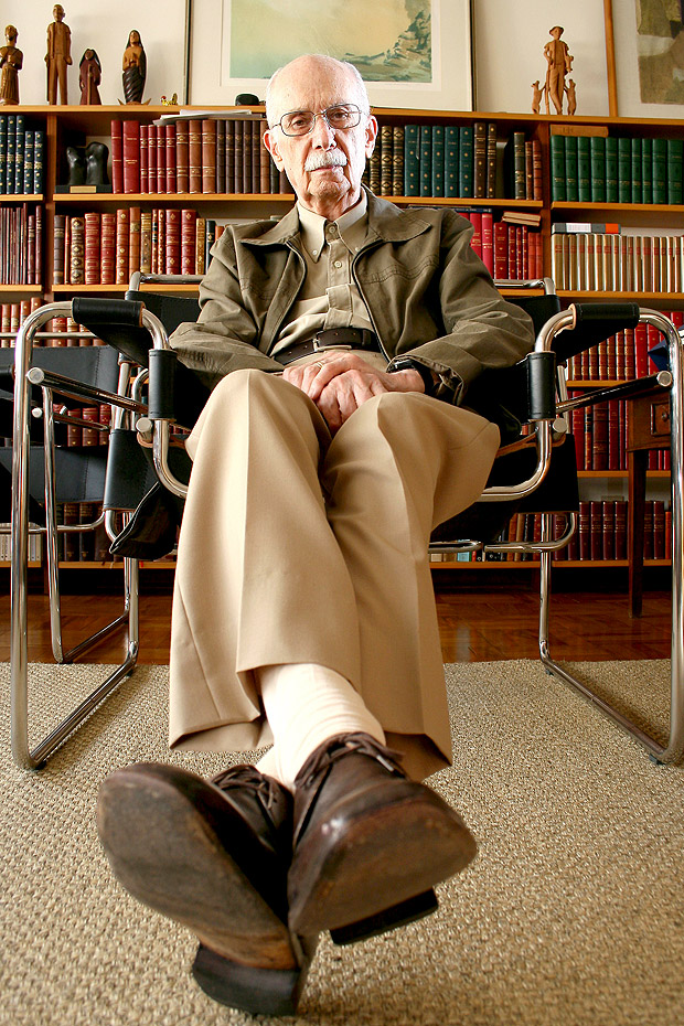 O crtico e professor na biblioteca de sua casa, em So Paulo, em 2006 