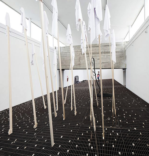 Instalao de Cinthia Marcelle, no pavilho brasileiro na Bienal de Veneza 