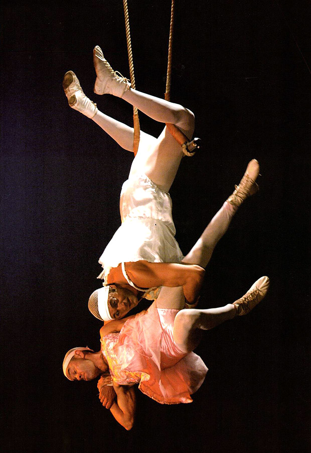 Domingos (de branco) e Fernando apresentam nmero de bailarinas, em 2005