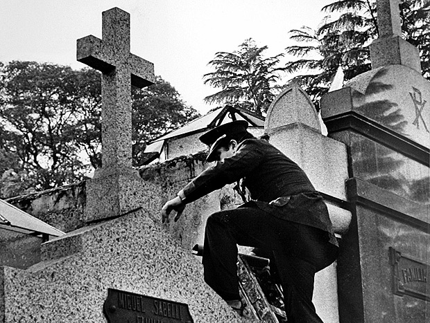 Policial escala tumba de Pern no cemitrio de Chacarita depois do roubo de suas mos
