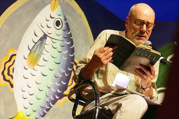 Joo Gilberto Noll durante leitura na Flip, em Paraty, em 2008 