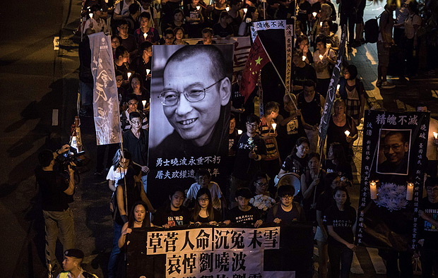 Marcha realizada em Hong Kong em homenagem ao ativista chins Liu Xiaobo, que morreu no dia 13