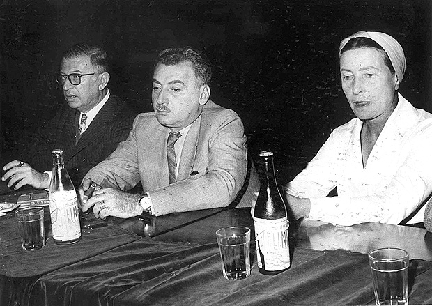 O filsofo Jean-Paul Sartre ( esq.) ao lado de Jorge Amado e Simone de Beauvoir 