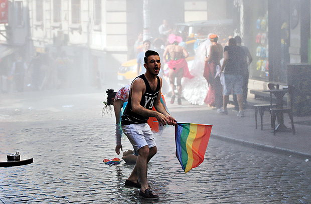 Manifestante na Parada Gay de Istambul de 2015 aps ataque da polcia com jatos d'gua