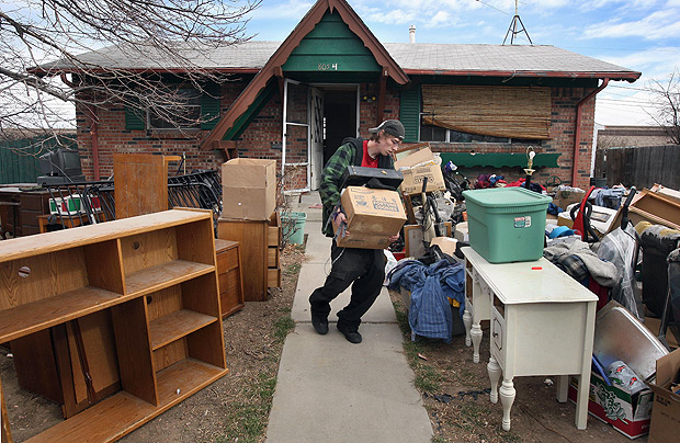 Chris Smith carrega mveis de sua famlia durante a aplicao oficial de despejo por falta de pagamento do imvel, em Adams County, no Colorado