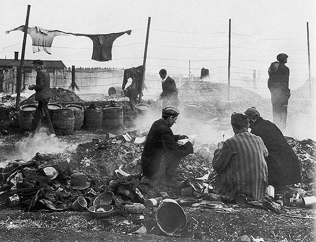 Prisioneiros libertados remexem o lixo do campo de concentrao de Dachau, Alemanha, em foto da americana Lee Miller de 1945