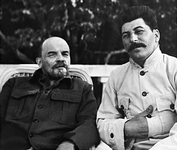 Lenin e Stalin nos arredores de Moscou, em 1922