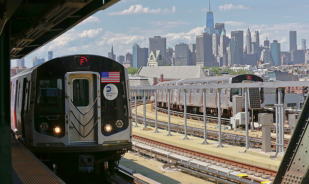 Trem do metr se aproxima de plataforma em estao no Brooklyn