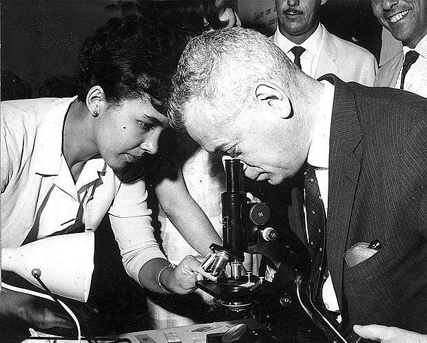 O pesquisador Jos Reis observa lminas em microscpio durante visita a feira de cincias, em 1964