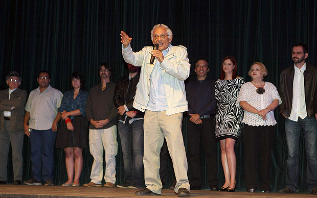 O diretor Vladimir Carvalho ( frente) na abertura do Festival de Braslia do Cinema Brasileiro de 2011