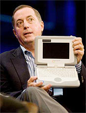 Presidente-executivo da Intel exibe notebook educacional (outubro/2006)