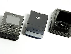 Os celulares LG Blackslim, Motorola KRZR K1 e Samsung D820, que tm Bluetooth e cmera