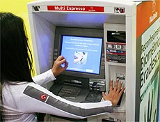 Caixa eletrônico do banco Bradesco faz leitura biométrica de veias da palma da mão