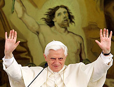 Papa Bento 16, que vem ao Brasil em maio deste ano, acena para a multido na Itlia