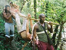 Perigosos nativos da espécie dos brasileiros carregam estrangeiro no pau-de-arara