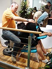 Estande de empresa alem oferece massagem aos visitantes