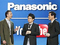 Mike Horowitz (Picasa), Steve Chen (YouTube) e Toshihiro Sakamoto (Panasonic) conversam