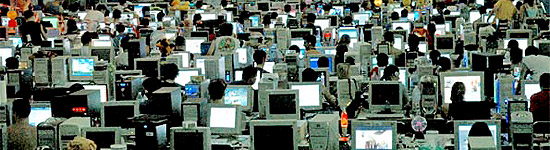 Imagem mostra aglomeração de internautas na Campus Party da Espanha; evento é focado nos "heavy users"