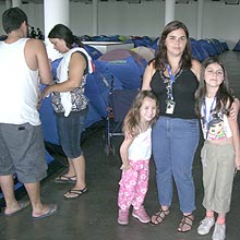 Luciana Nuccini e as filhas Raquel (à esq.) e Sabrina. Família toda está acampada