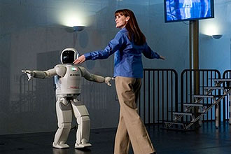 Robô humanóide Asimo, que "trabalha "em escritórios da Honda; humanóides passarão a desempenhar funções sexuais, diz autor