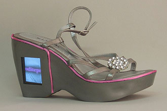 Em tela LCD, prostituta pode exibir vídeos ou fazer apresentações com informações pessoais; sandália também toca músicas