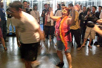 Aposentada Maria Ângela Pereira, 56, era a mais animada na pista de dança: "Nunca me diverti tanto", diz ela; confira galeria de fotos