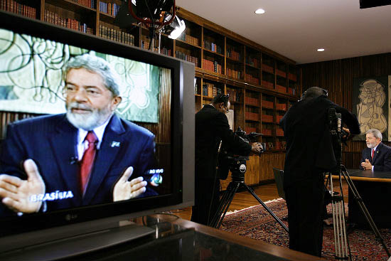 Presidente Luiz Incio Lula da Silva gesticula em entrevista  Rede Record no Palcio da Alvorada, em Braslia