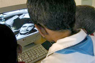 Estudantes cubanos observam imagem do guerrilheiro Ernesto Che Guevara (1928 a 1967) na tela de um computador utilizado na ilha