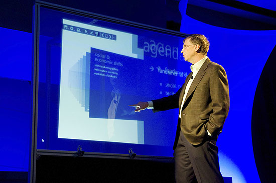 Bill Gates faz demonstração da "TouchWall", outra interface sensível ao toque da Microsoft, durante a Summit