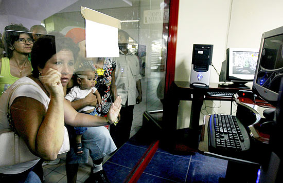 Cubanos vêem vitrine em Havana; para criador do Creative Commons (CC), criminalizar internautas é um erro