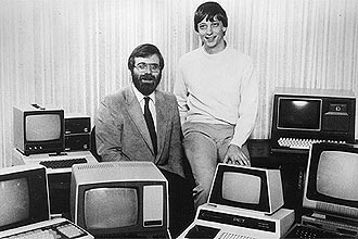 Paul Allen (à esq.) e Bill Gates, em 1981, depois da assinatura de um grande contrato com a IBM para o desenvolvimento de softwares para PCs
