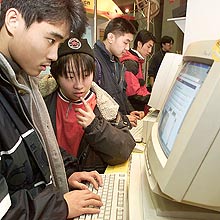 Jovens chineses acessam internet em Pequim; pas se esquiva da resposta sobre bloqueio do YouTube