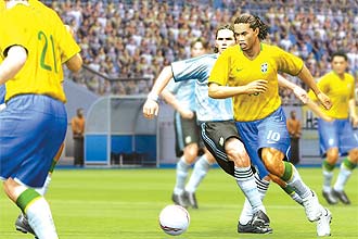 Winning Eleven para Xbox 360, que terá joystick especial; game prima pela riqueza de detalhes, como figura de Ronaldinho