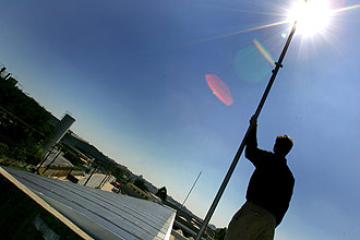 Eletroposto coberto por painis fotovoltaicos  fonte para recarga em SP; Japo estuda construir central de energia solar no espao