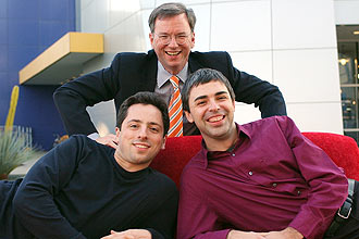 Sergey Brin (fundador), Eric Schmidt (executivo-chefe) e Larry Page (fundador) na sede do Google em Mountain View, nos EUA