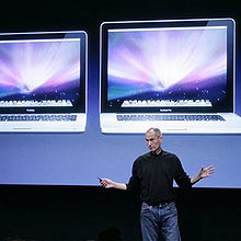 Steve Jobs mostra novas versões na linha de MacBooks; laptops tiveram preço reduzido