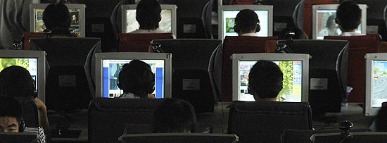 Jovens navegam na internet na China; rede transformou a maneira como as pessoas se relacionam