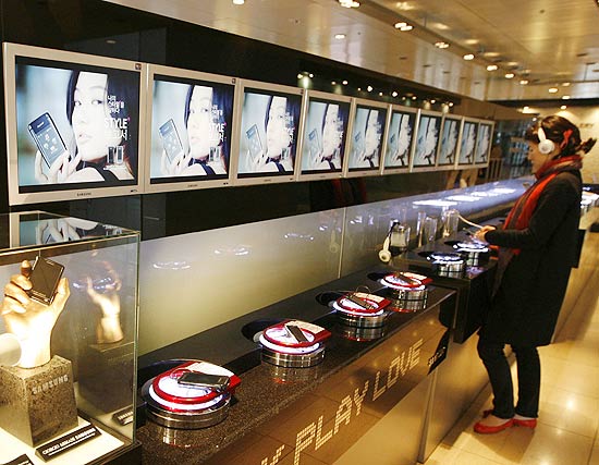 Sala de exibio com TVs e msica digital; cpula dos direitos autorais se rene para combinar aes contra a pirataria nos EUA