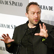 &quot;Você não deve apenas copiar o que está ali&quot;, disse Jimmy Wales sobre a Wikipédia