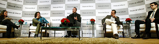 O co-fundador da Wikipdia Jimmy Wales, no centro, respondeu s perguntas dos entrevistadores (da esquerda para a direita) Ana Lucia Busch, Rodolfo Lucena, Carlos Kauffmann e Vinicius Mota durante sabatina da Folha