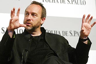 Jimmy Wales, fundador da Wikipédia, fala durante sabatina da Folha, em 2008