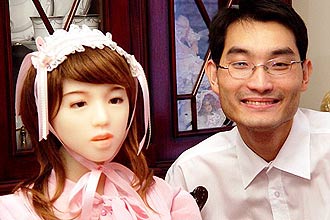 Le Trung, 33, mostra sua "esposa" à sociedade; mulher robótica, feita de silicone e tecnologia artificial, sente toques e fala dois idiomas
