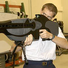 Arma PhaSR, que dispara lasers para queimar a pele, e também para cegar suspeitos momentaneamente