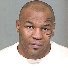 O boxeador norte-americano Mike Tyson, que registra três passagens pela polícia