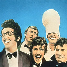 Grupo de humor inglês Monty Python, cujas vendas foram incrementadas em 23.000% após canal no YouTube