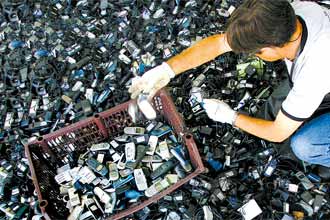 Funcionário da empresa GM&C manipula celulares destinados à reciclagem; Minc anuncia retirada de impostos para reciclados