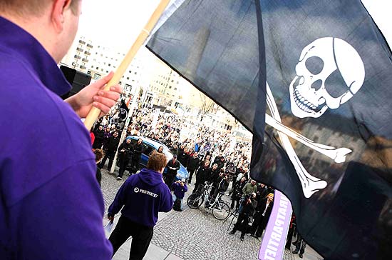Cerca de 500 pessoas protestaram em Estocolmo contra a condenao dos responsveis pelo Pirate Bay