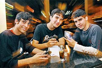 Vinícius (à dir.), o @v_fox, e seus amigos em encontro marcado pelo Twitter; ele já usou o microblog para se precaver contra a chuva